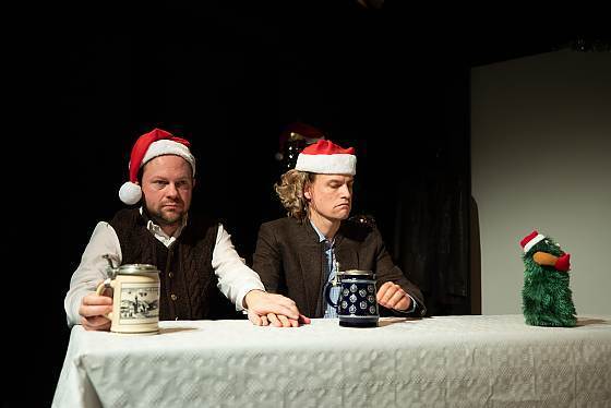 Foto des Theaterstücks Weihnachtsfeier. Ein Betriebsunfall Foto des Theaterstücks Weihnachtsfeier. Ein Betriebsunfall