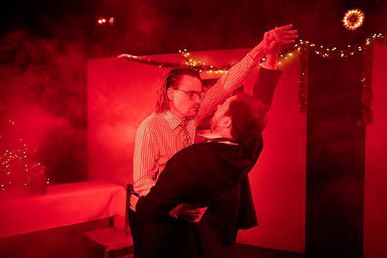 Foto des Theaterstücks Weihnachtsfeier. Ein Betriebsunfall Foto des Theaterstücks Weihnachtsfeier. Ein Betriebsunfall