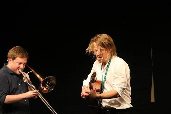René Michaelsen und Laurenz Leky in Sommerloch. Eine Reisewarnung René Michaelsen und Laurenz Leky in Sommerloch. Eine Reisewarnung