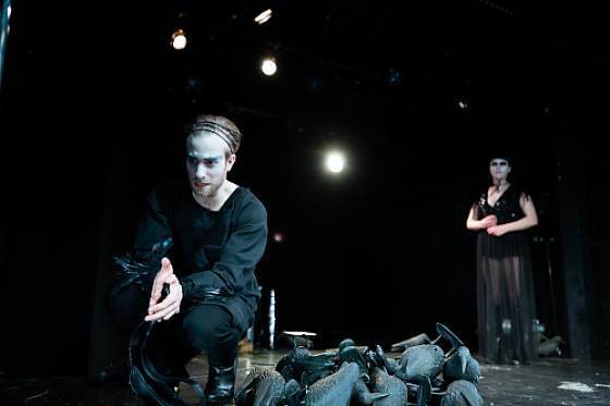 Die Orestie: Analoge und Live-Stream Fassung der Tragödientrilogie am Theater im Bauturm im Belgischen Viertel Die Orestie: Analoge und Live-Stream Fassung der Tragödientrilogie am Theater im Bauturm im Belgischen Viertel