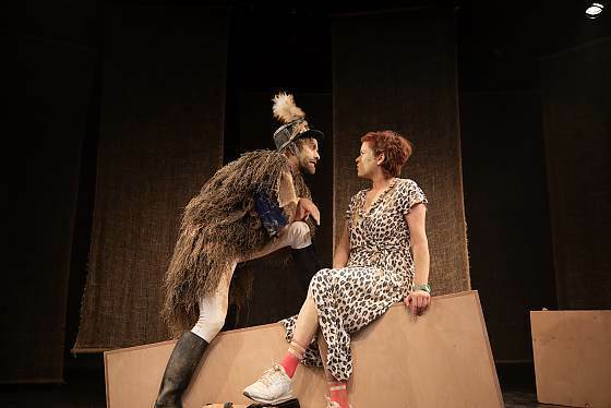 Foto des Theaterstücks "Amphitryon. Ein metaphysisches Gedankenspiel nach Kleist" Foto des Theaterstücks "Amphitryon. Ein metaphysisches Gedankenspiel nach Kleist"