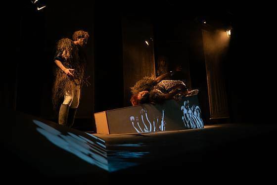 Foto des Theaterstücks "Amphitryon. Ein metaphysisches Gedankenspiel nach Kleist" Foto des Theaterstücks "Amphitryon. Ein metaphysisches Gedankenspiel nach Kleist"