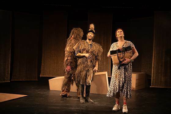 Foto des Theaterstücks "Amphitryon. Ein metaphysisches Gedankenspiel nach Kleist" Foto des Theaterstücks "Amphitryon. Ein metaphysisches Gedankenspiel nach Kleist"