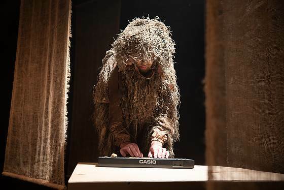 Foto des Theaterstücks "Amphitryon. Ein metaphysisches Gedankenspiel nach Kleist" Foto des Theaterstücks "Amphitryon. Ein metaphysisches Gedankenspiel nach Kleist"